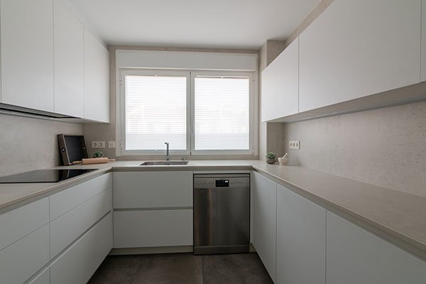Cocina moderna con ventana de PVC blanca y gran entrada de luz natural