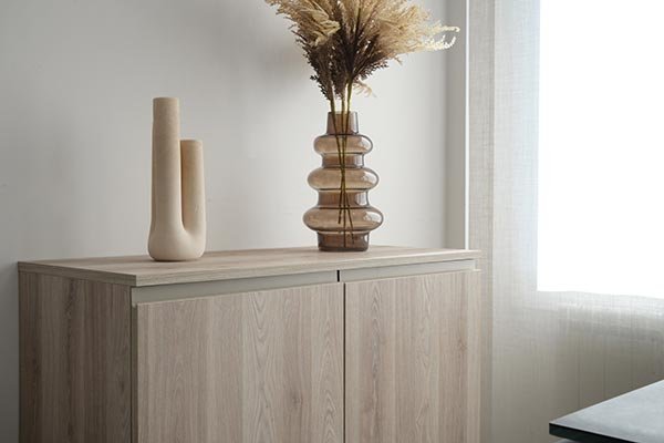Aparador de madera clara a medida con decoración minimalista