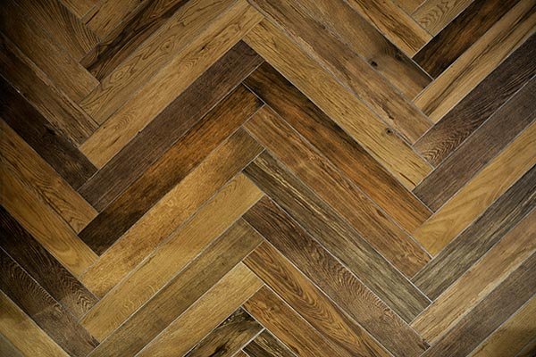 Detalle de suelo de parquet en espiga de madera natural