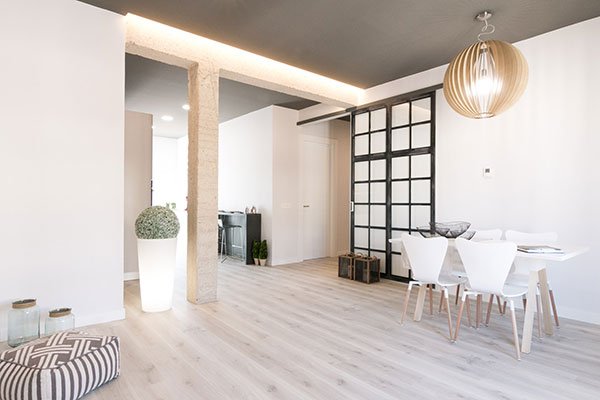 Salón luminoso con suelo vinílico en acabado claro