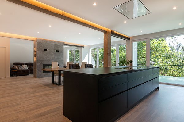 Salón amplio con ventanales de suelo a techo que ofrecen vistas al exterior