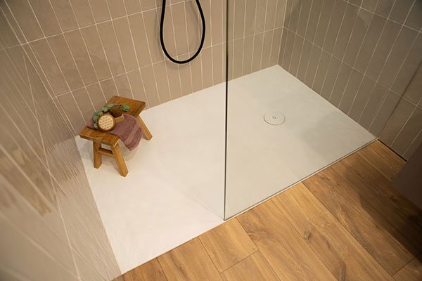Plato de ducha con suelo laminado efecto madera