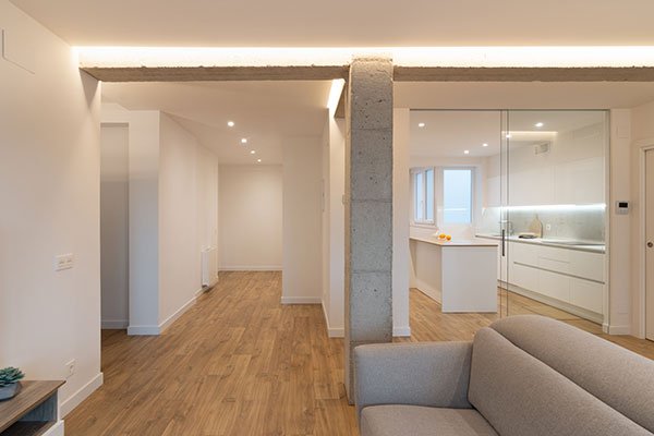 Cocina abierta con suelo vinílico imitación madera