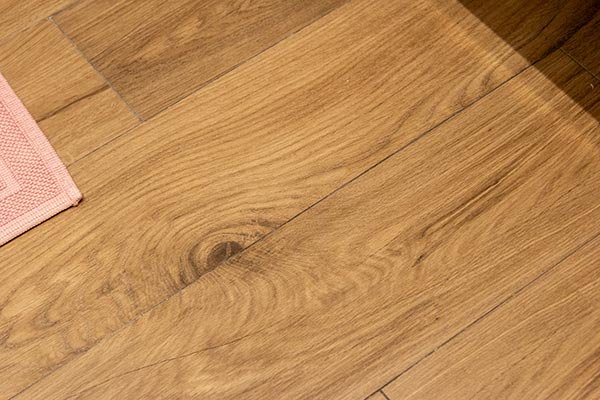 Detalle de suelo laminado con acabado natural
