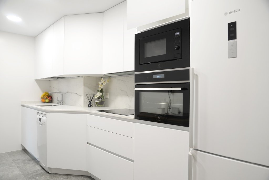 cocina a medida blanca