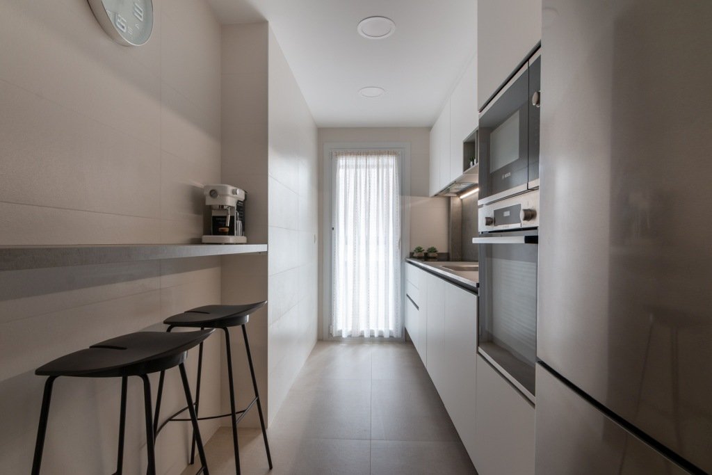 cocina estrecha con barra