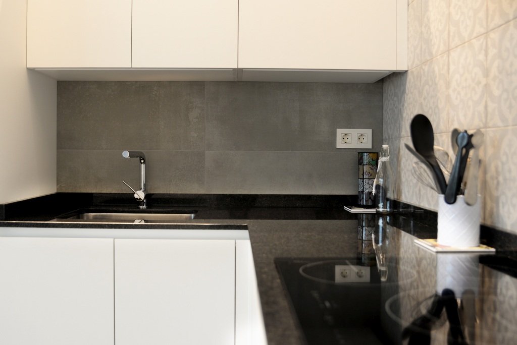 detalle encimera cocina en L
